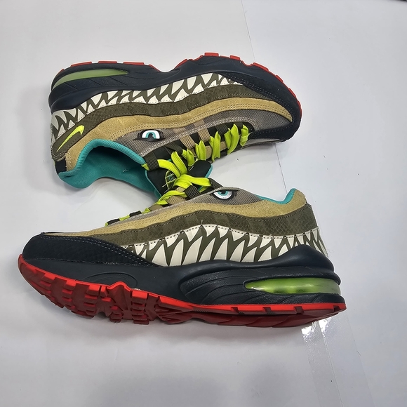 Nike Air Max 95 Monster (GS). Nike Youth Shoes with Green and Black Design - Picture 6 of 7